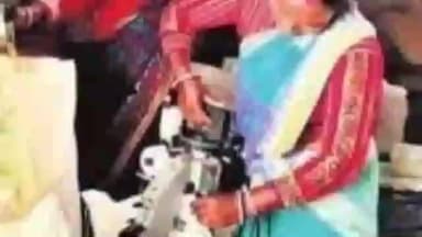 डुमरिया: डुमरिया में महिला समूह कर रहा डाकिया योजना के तहत राशन की पैकिंग, सबर परिवारों को मिलेगा सीधा लाभ