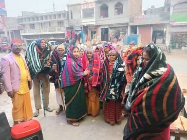 बढ़ती ठंड को देखते हुए बेनीपट्टी नगर पंचायत के वार्ड 12 के वार्ड पार्षद अंजली देवी व समाजसेवी लक्ष्मण पंडित ने दर्जनों जर...