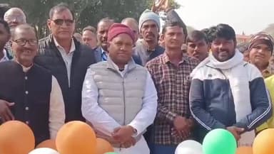 इमामगंज: सलैया में मंत्री संतोष कुमार सुमन ने क्रिकेट टूर्नामेंट में बैटिंग कर खिलाड़ियों का मनोबल बढ़ाया