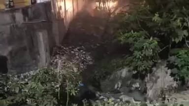 जौनपुर: लाइन बाजार थाना क्षेत्र के बाजिदपुर में सिटी टावर के बगल में सरकारी नाले पर देर रात भूमाफियाओं ने किया कब्जा