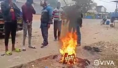 ईचागढ़: ईचागढ़ के सितु मिलनचौक में ठंड से जनजीवन अस्त-व्यस्त, लोग परेशान