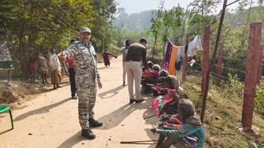 नीमडीह: बड़ेदा के खड़िया बस्ती में नीमडीह पुलिस ने जरूरतमंदों के बीच कंबल वितरित किए