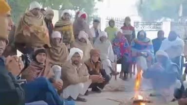 कैबिनेट मंत्री कन्हैया लाल चौधरी ने रेबारी बाबा चौक में शीत लहर के चलते अलाव के पास आमजन से की मुलाकात