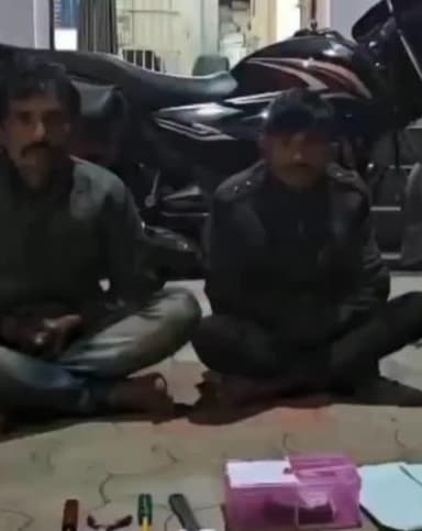 જસદણ: રાજકોટગ્રામ્યનાવીછિયા,અમદાવાદગ્રામ્ય તથા બોટાદ અને અમરેલી પંથકમાં ઘરફોડ ચોરી કરનાર ત્રિપુટી ઝડપાઈ,રૂરલ એલસીબીની કર્યવાહી