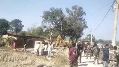 नगड़ी: धुर्वा डैम के गेट के सामने जिला प्रशासन द्वारा अतिक्रमण हटाया जा रहा है