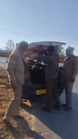 डीडीहाट: कनाडा चुनाव में अपारदर्शी फिल्म का प्रयोग करने वाले वाहन चालकों पर पुलिस की सख्त कार्रवाई