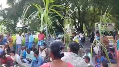 கண்டச்சிபுரம்: நாயனூர் கிராமத்தில் கூட்டுறவுத்துறை சார்பில் குறைந்த அளவில் பொங்கல் கரும்பை கொள்முதல் செய்வதாக கூறி விவசாயிகள் சாலை மறியல்