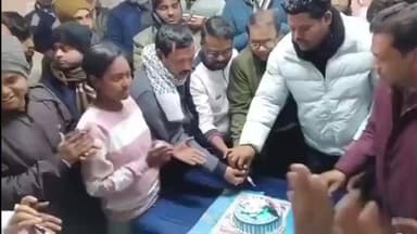 নওদা: আমতলায় মুখ্যমন্ত্রী মমতা বন্দ্যোপাধ্যায়ের ৭১তম জন্মদিনে কেক কেটে উদযাপন