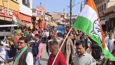 सनावद: सनावद में कांग्रेस ने प्रदेश सरकार के खिलाफ घंटा बजाकर किया प्रदर्शन, पुतला जलाने से पहले ही चोरी हो गया