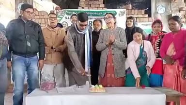 গড়বেতা ১: দলনেত্রী তথা মুখ্যমন্ত্রী মমতা বন্দ্যোপাধ্যায়ের জন্মদিন উপলক্ষে গড়বেতা তৃণমূল দলীয় কার্যালয়ে রক্তদান শিবির