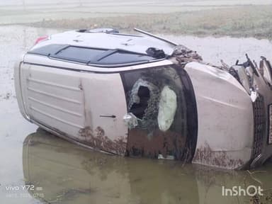 పర్వతగిరి: తురకల సోమరం క్రాస్ రోడ్ వద్ద అదుపుతప్పి పొలాల్లోకి దూసుకు వెళ్లిన కారు బోల్తా పడటంతో నలుగురికి గాయాలు