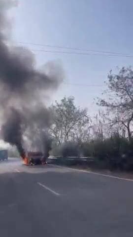 खतौली: खतौली क्षेत्र के गंग नहर पटरी मार्ग पर चलती कार बनी आग का गोला, चंद मिनटों में कार स्वाहा, कार सवारों ने कूदकर बचाई जान