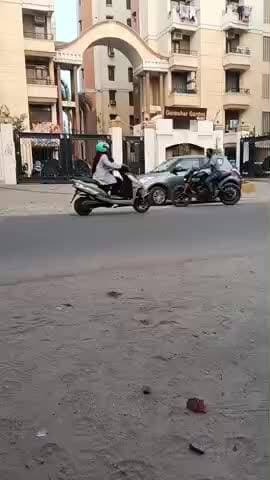 #कानपुर पुलिस की नजरों के सामने से गुजर रहे ऐसे मवाली जो किसी बेटी को देखते ही खींचते हैं स्पीड पब्लिक परेशान 🥲🥲@कानपु