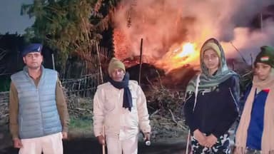 रामगढ़वा: रामगढ़वा थाना क्षेत्र के चंपापुर पंचायत के मुशहरी गांव में जैनुल मियां के दालान में अचानक आग लग गई