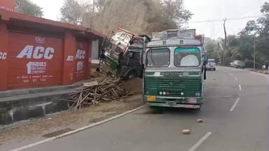 ढटवाल: सलौनी गांव के पास खड़े ट्रक ने छोड़ी ब्रेक, हादसे में कोई हताहत नहीं हुआ