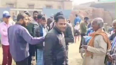 सुगौली: सुगौली में केवाईसी करने को लेकर मची अफरातफरी, सर्वर भी दे रहा है धोखा, लोग परेशान