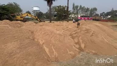 ఇల్లందు: బూర్గంపహాడ్ మండలం సారపాకలో అక్రమంగా నిల్వ ఉంచిన ఇసుకను గుర్తించిన తాసిల్దార్ ప్రసాద్,ఎస్ఐ ప్రసాద్