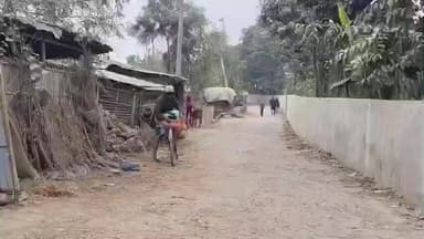 बैसि: जर्जर सड़क बनी मुसीबत, राहगीरों को हो रही परेशानी, फुटानी चौक मोड़ से कदवा जाने वाली सड़क गड्ढों में तब्दील