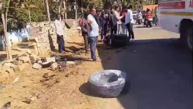 तोरपा: कुमांग गांव में तेज रफ्तार थार ने स्कूटी सवार युवती को मारी टक्कर