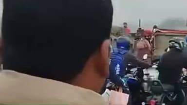 नवगछिया: नवगछिया से भागलपुर जा रहे जिला परिषद अध्यक्ष विक्रमशिला सेतु पर जाम में फंसे, राहगीर की बाइक से पहुंचे कार्यालय