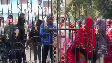 লালগোলা: প্রতিশ্রুতি মিললেও পাট্টা নেই—ক্ষোভে ফেটে পড়ে তারানগরের ভাঙন কবলিত মানুষ, তালা মেরে অফিসারদের আটকে বিক্ষোভ