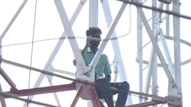 ஸ்ரீவில்லிபுத்தூர்: காவல் நிலையம் அருகில் உள்ள செல்போன் டவரில் ஏறிக்கொண்டு தற்கொலை செய்து கொள்ளப் போவதாக மிரட்டிய இளைஞரால் பெரும் பரபரப்பு