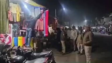 इकौना: कस्बा इकौना और गिलौला में पुलिस ने अवैध अतिक्रमण के खिलाफ चलाया विशेष अभियान, अवैध ठेला वाहन को हटवाया