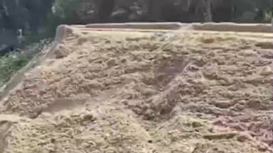 सिरमौर: रीवा: सदाहना पंचायत में नाले की रेत से बन रही सड़क, CEO हरिश्चंद्र ने काम रुकवाया, भ्रष्टाचार का आरोप