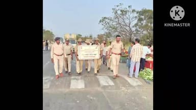 ನಿಡಗುಂದಿ: ಕೂಡಗಿ ಗ್ರಾಮದಲ್ಲಿ ದ್ವಿಚಕ್ರ ವಾಹನ ಸವಾರರಿಗೆ ಹೆಲ್ಮೆಟ್ ಜಾಗೃತಿ ಮೂಡಿಸಿದ ಪೊಲೀಸರು