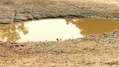 मेजा: डोरवा चौराहे की जर्जर सड़कें, आवागमन बाधित, मरम्मत के अभाव में व्यापारिक केंद्र पर लोग परेशान