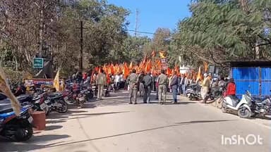 सिसई: #बांग्लादेश के खिलाफ में भारी विरोध! प्रदर्शन में हजारों लोग शामिल, जमकर हुई #नारेबाजी, बंद रहा #सिसई_बाजार