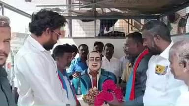 பவானி: அம்பேத்கர் நகர் பகுதியில் உள்ள அம்பேத்கர் திருவுருவ சிலைக்கு விசிக மாவட்ட செயலாளர் மாலை அணிவித்து மரியாதை செலுத்தினார்