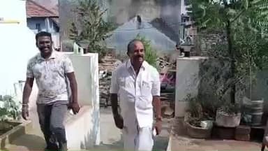 பவானி: கீரை கார வீதி பகுதியில் முன்னாள் நகர்மன்ற உறுப்பினர் இரண்டாம்ஆண்டு நினைவஞ்சலியை எம் எல் ஏ மாலை அணிவித்து மரியாதை செலுத்தினார்