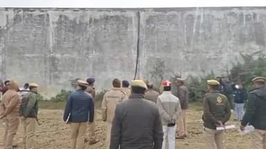 #कन्नौज ज़िले में फ़िल्मी अंदाज़ में ज़िला जेल से दो क़ैदी फरार हो गए। क़ैदियों ने कंबल की रस्सी बनाकर जेल की