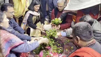 दुमका, झारखंड: भारत के मुख्य चुनाव आयुक्त ज्ञानेश कुमार ने अपने परिवार के साथ बासुकीनाथ मंदिर में पूजा-अर्चना की।
#eci #...