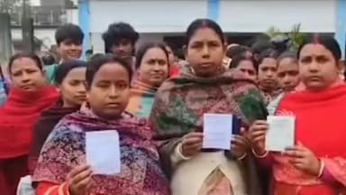 ফাঁসিদেওয়া: ফাঁসিদেওয়ায় স্কুলে ভর্তির ফি বৃদ্ধির প্রতিবাদে বিক্ষোভ অভিভাবকদের