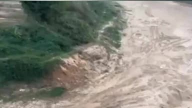 ಸಕಲೇಶಪುರ: ತಾಲೂಕಿನ ಹಾಲೆ ಬೇಲೂರು ಬಳಿ ಅಕ್ರಮ ಮರಳು ದಂಧೆಕೋರರ ಮೇಲೆ ದಾಳಿ ನಡೆಸಿದ ತಾಲೂಕು ಆಡಳಿತ