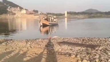 అచ్చంపేట పరిధిలోని పడవలను సీజ్ చేసిన అధికారులు