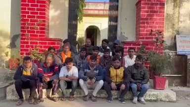 झौथरी: धम्बोला थाना पुलिस ने एरिया डोमिनेशन अभियान में की सख्त कार्रवाई, 20 आरोपियों को किया गिरफ्तार