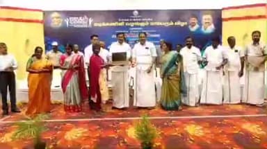 தாராபுரம்: மூலனூரில் நடைபெற்ற நிகழ்ச்சியில் முதற்கட்டமாக திருப்பூரைச் சேர்ந்த 1441 மாணவர்களுக்கு மடிக்கணினி வழங்கப்பட்டது