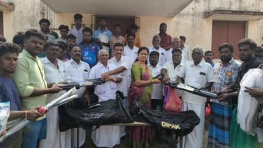 மதுராந்தகம்: மதுராந்தகம் தொகுதிக்கு உட்பட்ட பல்வேறு பகுதிகளில் எம்எல்ஏ மரகதம் குமரவேல் இளைஞர்களுக்கு விளையாட்டு உபகரணங்களை வழங்கினார்