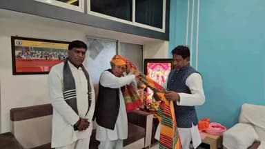 हाटपिपल्या: विधायक गोपाल सिंह इंजीनियर ने हाटपिपल्या के पूर्व विधायक तेजसिंह सेंधव का अपने कार्यालय में किया स्वागत