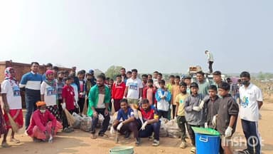 लोहंडीगुडा: चित्रकोट जलप्रपात में नए साल के बाद पसरी गंदगी, सरपंच की पहल से ग्रामीणों ने संभाली सफाई की कमान और चलाया अभियान