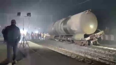 शिवाजी नगर: रोसड़ा घाट रेलवे स्टेशन पर मालगाड़ी का डिब्बा पटरी से उतरा, मरम्मत कार्य जारी