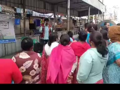 ডায়মন্ডহারবার ১: ডেঙ্গু নিয়ে মানুষকে সচেতন করতে ডায়মন্ড হারবার পৌরসভার পক্ষ থেকে স্টেশন মোড়ে প্রচার চালালেন