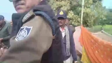 police की गुंडागर्दी बिना कारण बताए जबरन गाड़ी में बैठने की कोशिश औरतों से मारपीट कर रहे बोल रहे वर्दी का दिखाएंगे रौब