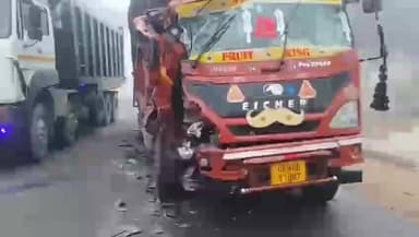 बड़ागांव धसान: बड़ागांव में कड़ाके की ठंड और घने कोहरे के कारण दो ट्रकों की हुई जोरदार भिड़ंत
