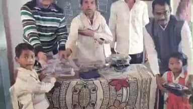चांद: पठरा जंगली रैय्यत स्कूल में छात्र-छात्राओं को गर्म स्वेटर का वितरण किया गया