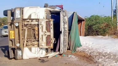 નખત્રાણા: દેવપર યક્ષ પાસે નમક ભરેલું ટ્રેઈલર પલટી ગયું
