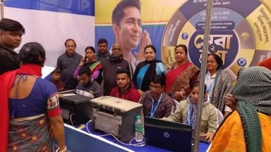 বজবজ ১: বজবজের কামরা অঞ্চলে সেবশ্রয় ক্যাম্প ২ থেকে পরিষেবা নেওয়ার জন্য সাধারণ মানুষের ভিড় ছিল চোখে পড়ার মতো